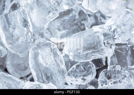 Close up congelate di cubetti di ghiaccio sparsi su un vaso come un background testurizzata Foto Stock