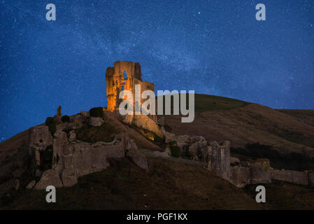 Incredibile vibrante via lattea immagine composita oltre il paesaggio del castello medievale Foto Stock
