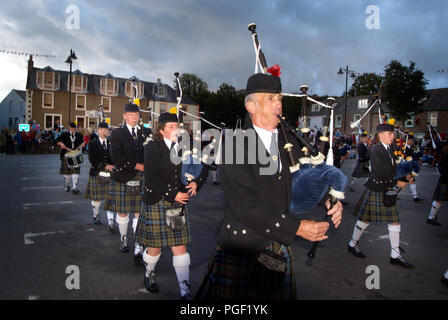 Kirkcudbright & District Pipe Band in piazza del porto, Kirkcudbright, Dumfries and Galloway, SW Scozia Scotland Foto Stock