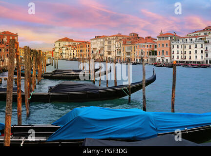 Venezia, Italia, giu 7, 2018: ormeggiato in gondola sul Canal Grande con i suoi edifici colorati in background in Venezia, Italia Foto Stock