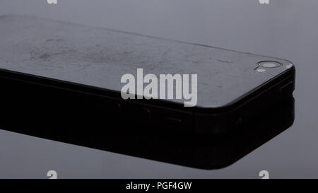 Vecchio smartphone che il film ha graffiato.su sfondo nero Foto Stock