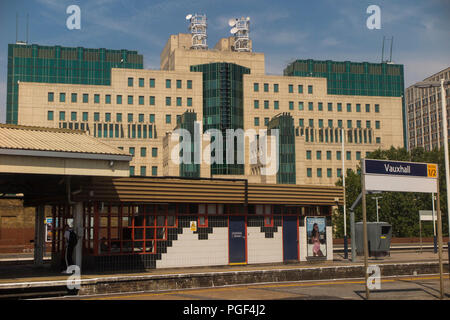 L'MI6 edificio dalla stazione di Vauxhall Foto Stock