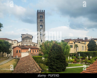 La romanica Basilica di San Frediano con i giardini di Palazzo Pfanner (destro) nella città murata di Lucca, Toscana, Italia Foto Stock