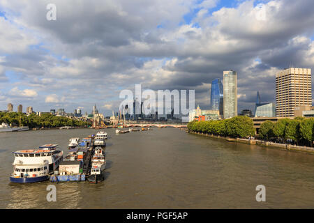 Meteo panoramica con vista cielo drammatico, il fiume Tamigi e il South Bank verso la città di Londra. Londra, Regno Unito Foto Stock