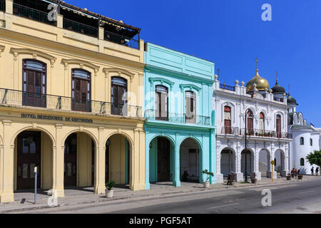 Pastel edifici storici restaurati tra cui Hotel Armadores de Santander, scene di strada nella Habana Vieja, Havana, Cuba Foto Stock