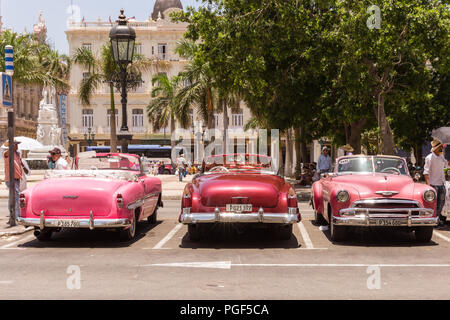 Classic American Cars, schierate degli anni Cinquanta automobili d'epoca utilizzato come taxi, Old Havana, Cuba Foto Stock