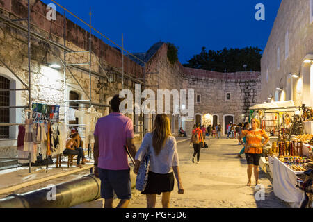 I turisti che acquistano la notte prima della cerimonia del cannone a Fortaleza de San Carlos de la Cabana, Castillo, l'Avana Cuba Foto Stock