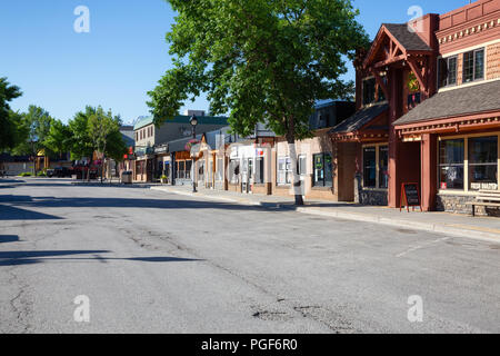 Golden, British Columbia, Canada - 17 Giugno 2018: vista del centro di negozi durante una mattina di sole. Foto Stock