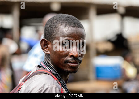 A Lomé, Togo - Jan 9, 2017: togolesi non identificato uomo con i baffi al porto di Lomé. Il Togo di persone soffrono di povertà a causa di una cattiva economia Foto Stock