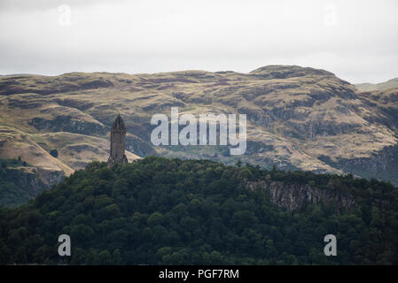 Vista sulla città di Stirling con Wallace Monument a posteriori in Aberdeen, Scozia Foto Stock