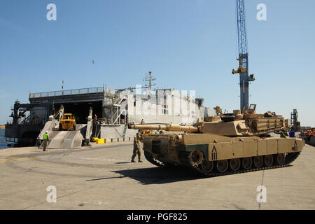 I soldati assegnati al Bravo Azienda Team, 2° Battaglione, quinto reggimento di cavalleria, 1° Brigata corazzate contro la squadra, 1° Divisione di cavalleria offload un M1A2 Abrams serbatoio da parte degli Stati Uniti di mezzi navali Carson City, un expeditionary trasporto veloce, al porto di Constanta, Romania, 20 Agosto, 2018. I soldati stanno ridistribuendo dopo Partner nobile 2018, una residenza georgiana delle Forze Armate e DEGLI STATI UNITI Esercito cooperativamente Europa-led evento migliorando la disponibilità e l' interoperabilità della Georgia, USA e nazioni partecipanti. Foto Stock