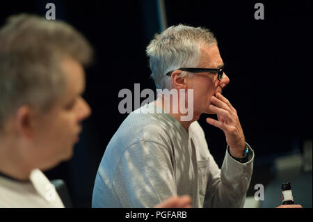 Compagnia di teatro De Dijlezonen eseguendo Cloaca da Maria Goos, diretto da Jo Matthijs (Leuven, 20/04/2017) Foto Stock