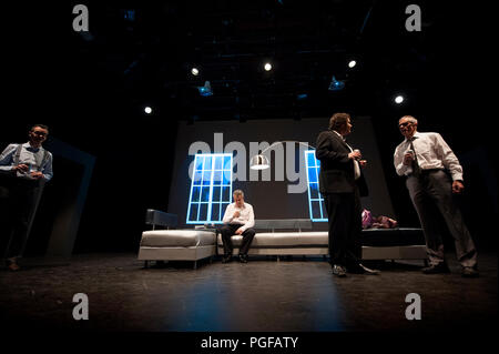 Compagnia di teatro De Dijlezonen eseguendo Cloaca da Maria Goos, diretto da Jo Matthijs (Leuven, 20/04/2017) Foto Stock