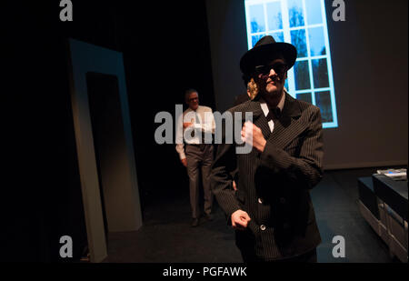 Compagnia di teatro De Dijlezonen eseguendo Cloaca da Maria Goos, diretto da Jo Matthijs (Leuven, 20/04/2017) Foto Stock