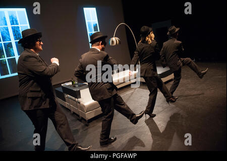 Compagnia di teatro De Dijlezonen eseguendo Cloaca da Maria Goos, diretto da Jo Matthijs (Leuven, 20/04/2017) Foto Stock