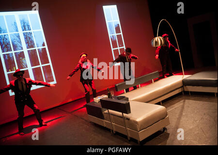 Compagnia di teatro De Dijlezonen eseguendo Cloaca da Maria Goos, diretto da Jo Matthijs (Leuven, 20/04/2017) Foto Stock