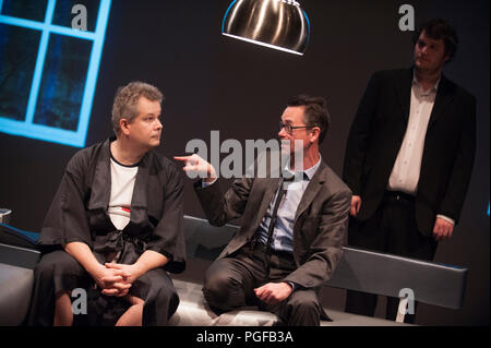 Compagnia di teatro De Dijlezonen eseguendo Cloaca da Maria Goos, diretto da Jo Matthijs (Leuven, 20/04/2017) Foto Stock