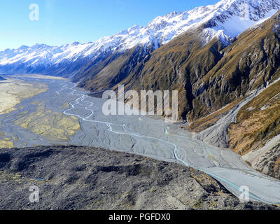 Il Tasman ghiacciaio nel Parco nazionale di Mount Cook, Nuova Zelanda. Terreno colorati, coperta di neve Mountain Range, e vista aerea a valle glaciale Foto Stock