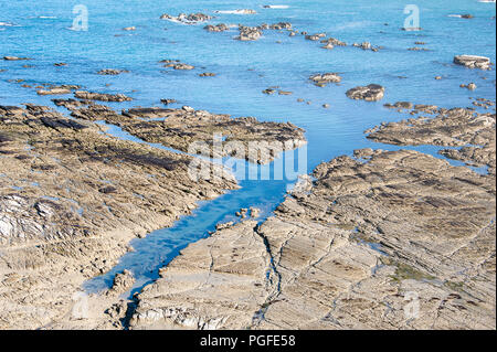 Vista aerea di rocce esposte lungo il litorale. Il mare turchese contrasta con il color sabbia e ripiano di calcare Foto Stock