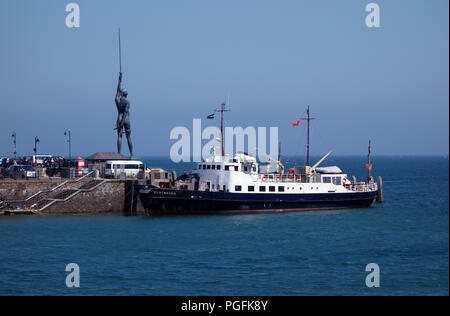 La nave Oldenburg & Damien Hirst scultura in bronzo "Verity' in Ilfracombe Harbour a sud ovest percorso costiero, Devon, Inghilterra, Regno Unito. Foto Stock