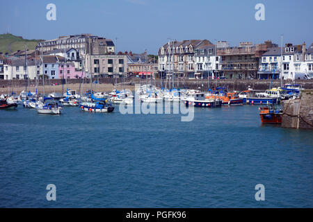 Barche in Ilfracombe Harbour a sud ovest percorso costiero, Devon, Inghilterra, Regno Unito. Foto Stock