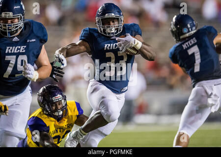 Houston, Stati Uniti d'America. Il 25 agosto 2018. Riso gufi running back Emmanuel Esukpa (33) porta la palla durante il quarto trimestre di un NCAA Football gioco tra la vista della prateria A&M pantere e il riso Civette alla Rice Stadium di Houston, TX. Il riso ha vinto il gioco da 31 a 28.Trask Smith/CSM Credito: Cal Sport Media/Alamy Live News Foto Stock