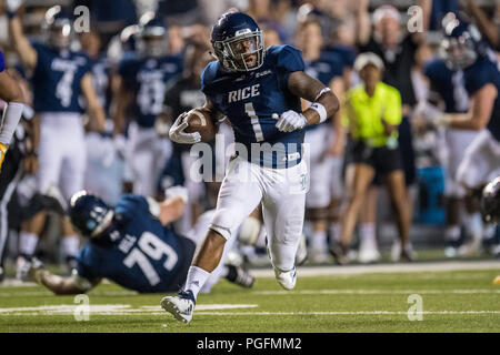 Houston, Stati Uniti d'America. Il 25 agosto 2018. Riso gufi running back Aston Walter (1) porta la palla durante il quarto trimestre di un NCAA Football gioco tra la vista della prateria A&M pantere e il riso Civette alla Rice Stadium di Houston, TX. Il riso ha vinto il gioco da 31 a 28.Trask Smith/CSM Credito: Cal Sport Media/Alamy Live News Foto Stock