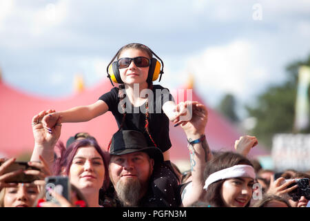 Una giovane ragazza ama guardare la sum41 esibirsi sul palco principale il giorno due al festival di lettura il 25 agosto 2018 Foto Stock