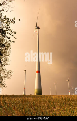 Germania - Prima porta tempesta arcobaleno. TRÜSTEDT, Germania - 25 agosto 2018: la prima pioggia di stagione produce un arcobaleno dietro le turbine eoliche a secco su un campo nella sentenza Altmark vicino Trüstedt, Germania. Credito: Mattis Kaminer/Alamy Live News Foto Stock