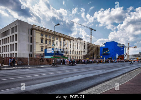 Berlino, Mitte, 25 agosto 2018. Il Berliner Schloss, Berlino Palace, è stato aperto per un primo public viewing in questo fine settimana. Folle accorse al cantiere per visualizzare i progressi. La ricostruzione che ha iniziato nel 2013 è programmata per essere completato nel 2019. L'edificio, al completamento, sarà un importante luogo culturale sede di un museo, un teatro, un auditorium e due ristoranti. Credito: Eden Breitz/Alamy Live News Foto Stock