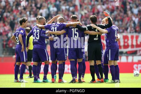 Colonia, Germania. 25 Ago, 2018. firo: 25.08.2018, calcio, 2.Bundesliga, stagione 2018/2019, 1.FC Colonia - Erzgebirge Aue 3 : 1 Team, Team, Cerchio, Einschworung | Utilizzo di credito in tutto il mondo: dpa/Alamy Live News Foto Stock