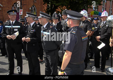 Medaglie sul funzionario di polizia uniforme a Manchester LGBT Pride Parade 2018 Foto Stock