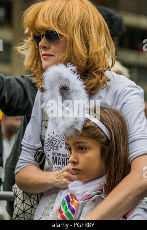 Londra, Regno Unito. 26 Ago, 2018. La domenica del carnevale di Notting Hill. La manifestazione annuale sulle strade del Royal Borough di Kensington e Chelsea, oltre a ferragosto weekend. Esso è guidato dai membri della British West comunità indiana, e attira circa un milione di persone ogni anno, il che lo rende uno dei più grandi del mondo street festival. Credito: Guy Bell/Alamy Live News Credito: Guy Bell/Alamy Live News Foto Stock