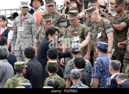 Gotemba, Giappone. 26 Ago, 2018. Giapponese Ministro della difesa Itsunori Onodera scuote le mani con noi ufficiali dell'esercito al suo arrivo presso la Higashi-Fuji poligono come egli ispeziona terreno Forze di autodifesa' annuale fuoco vivo esercizio di Gotemba, ai piedi del Monte Fuji nella Prefettura di Shizuoka Domenica, 26 agosto 2018. Il trapano annuale comporta alcuni 2.400 personnels e 860 veicoli blindati. Credito: Yoshio Tsunoda/AFLO/Alamy Live News Foto Stock
