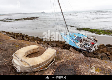 Penzance, Cornwall, Regno Unito. Il 26 agosto 2018. L'uomo salvato dalla capitaneria di porto e RNLI come yacht è investita su di rocce in una tempesta. Mike Newman/AlamyLiveNews Foto Stock