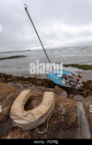 Penzance, Cornwall, Regno Unito. Il 26 agosto 2018. L'uomo salvato dalla capitaneria di porto e RNLI come yacht è investita su di rocce in una tempesta. Mike Newman/AlamyLiveNews Foto Stock