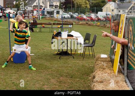 Cork, Irlanda. 25 Ago, 2018. Glen Fest 2018. Oggi il Glen Rovers Hockey irlandese Club ha tenuto il suo primo Glen Fest. La giornata fuori era qualcosa per tutta la famiglia da facepainting e corsi di ostacolo per i bambini a un mercato degli agricoltori e musica dal vivo per i genitori. L'evento ha richiamato centinaia di famiglie ed è stato un grande successo per tutte le parti coinvolte. Credito: Damian Coleman/Alamy Live News. Foto Stock