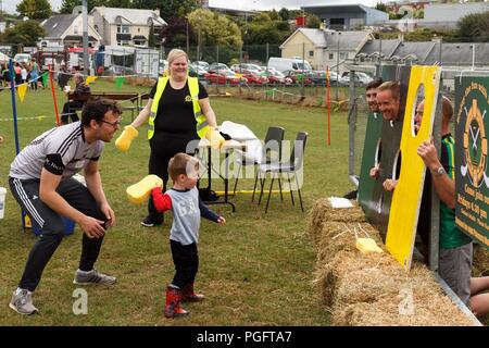 Cork, Irlanda. 25 Ago, 2018. Glen Fest 2018. Oggi il Glen Rovers Hockey irlandese Club ha tenuto il suo primo Glen Fest. La giornata fuori era qualcosa per tutta la famiglia da facepainting e corsi di ostacolo per i bambini a un mercato degli agricoltori e musica dal vivo per i genitori. L'evento ha richiamato centinaia di famiglie ed è stato un grande successo per tutte le parti coinvolte. Credito: Damian Coleman/Alamy Live News. Foto Stock