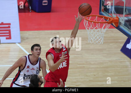 Weng'an, Cina Guizhou. 26 Ago, 2018. Marcel Pongo (R) di Germania spara durante una partita contro l Italia al 2018 Weng'an International di pallacanestro degli uomini di campionato in Weng'an, a sud-ovest della Cina di Guizhou, Agosto 26, 2018. La Germania ha vinto 78-41. Credito: Ou Dongqu/Xinhua/Alamy Live News Foto Stock