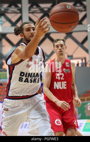 Weng'an, Cina Guizhou. 26 Ago, 2018. Ferdinando Matrone (L) dell'Italia è visto durante il match contro la Germania al 2018 Weng'an International di pallacanestro degli uomini di campionato in Weng'an, a sud-ovest della Cina di Guizhou, Agosto 26, 2018. La Germania ha vinto 78-41. Credito: Liu Xu/Xinhua/Alamy Live News Foto Stock