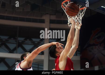 Weng'an, Cina Guizhou. 26 Ago, 2018. Jonathan Maier (R) della Repubblica federale di Germania è imbrattata durante una partita contro l Italia al 2018 Weng'an International di pallacanestro degli uomini di campionato in Weng'an, a sud-ovest della Cina di Guizhou, Agosto 26, 2018. La Germania ha vinto 78-41. Credito: Liu Xu/Xinhua/Alamy Live News Foto Stock