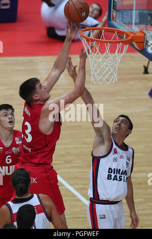 Weng'an, Cina Guizhou. 26 Ago, 2018. Jonathan Maier (2 L) di Germania spara durante una partita contro l Italia al 2018 Weng'an International di pallacanestro degli uomini di campionato in Weng'an, a sud-ovest della Cina di Guizhou, Agosto 26, 2018. La Germania ha vinto 78-41. Credito: Ou Dongqu/Xinhua/Alamy Live News Foto Stock