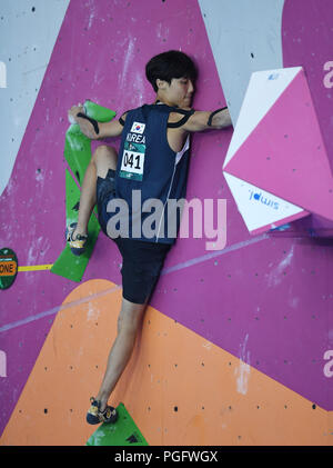 Palembang, Indonesia. 26 Ago, 2018. Chon Jongwon della Corea del Sud compete durante gli uomini finale combinata di arrampicata sportiva al XVIII Giochi Asiatici a Palembang, Indonesia, Agosto 26, 2018. Credito: Cheng Min/Xinhua/Alamy Live News Foto Stock