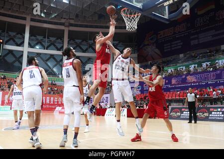 Weng'an, Cina Guizhou. 26 Ago, 2018. Jonathan Maier (terza R) di Germania Spara la palla durante una partita contro l Italia al 2018 Weng'an International di pallacanestro degli uomini di campionato in Weng'an, a sud-ovest della Cina di Guizhou, Agosto 26, 2018. La Germania ha vinto 78-41. Credito: Liu Xu/Xinhua/Alamy Live News Foto Stock