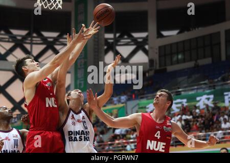 Weng'an, Cina Guizhou. 26 Ago, 2018. Michele Ebeling (M) dell'Italia il sistema VIES per la palla durante una partita contro la Germania al 2018 Weng'an International di pallacanestro degli uomini di campionato in Weng'an, a sud-ovest della Cina di Guizhou, Agosto 26, 2018. La Germania ha vinto 78-41. Credito: Liu Xu/Xinhua/Alamy Live News Foto Stock