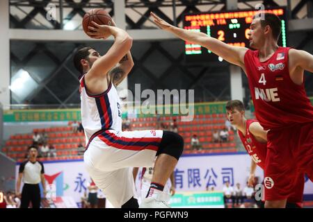 Weng'an, Cina Guizhou. 26 Ago, 2018. Justin Blake Johnson (L) dell'Italia Spara la palla durante una partita contro la Germania al 2018 Weng'an International di pallacanestro degli uomini di campionato in Weng'an, a sud-ovest della Cina di Guizhou, Agosto 26, 2018. La Germania ha vinto 78-41. Credito: Liu Xu/Xinhua/Alamy Live News Foto Stock