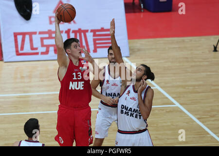 Weng'an, Cina Guizhou. 26 Ago, 2018. Jonathan Maier (L) di Germania spara durante una partita contro l Italia al 2018 Weng'an International di pallacanestro degli uomini di campionato in Weng'an, a sud-ovest della Cina di Guizhou, Agosto 26, 2018. La Germania ha vinto 78-41. Credito: Ou Dongqu/Xinhua/Alamy Live News Foto Stock