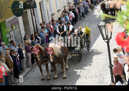 Bad Koetzting, Germania. 26 Ago, 2018. Una carrozza trainata da cavalli aziona attraverso la città durante il corteo del Rosstag Koetztinger. Credito: Felix Hörhager/dpa/Alamy Live News Foto Stock