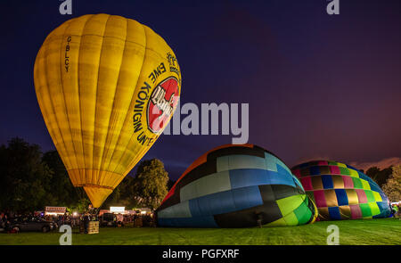 Strathaven, Scozia, 25 Agosto, 2018. "La candela" all'International Balloon Festival è una magica scena di luce e di colore illuminano il cielo notturno con flash dai bruciatori del tethered palloncini in John Hastie Park a Strathaven, Scozia. Credit George Robertson/Alamy Live News Foto Stock