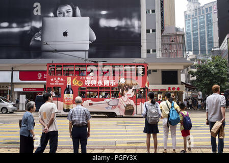 Isola di Hong Kong, Hong Kong. 24 Ago, 2018. I pedoni visto a un semaforo dove un grande annuncio di Apple può essere visto in Causeway Bay Hong Kong. Credito: Miguel Candela/SOPA Immagini/ZUMA filo/Alamy Live News Foto Stock